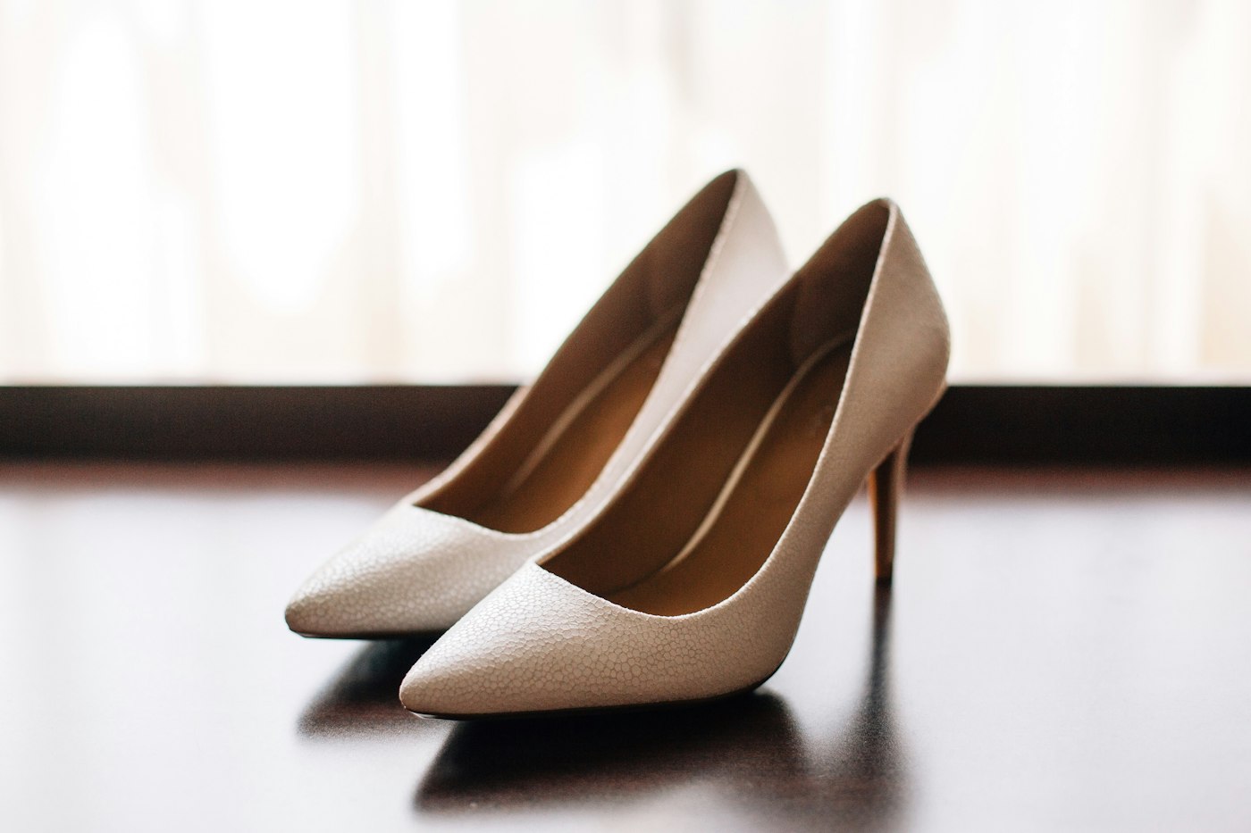 Zapatos de tacón con punta estrecha, una causa frecuente de uñeros