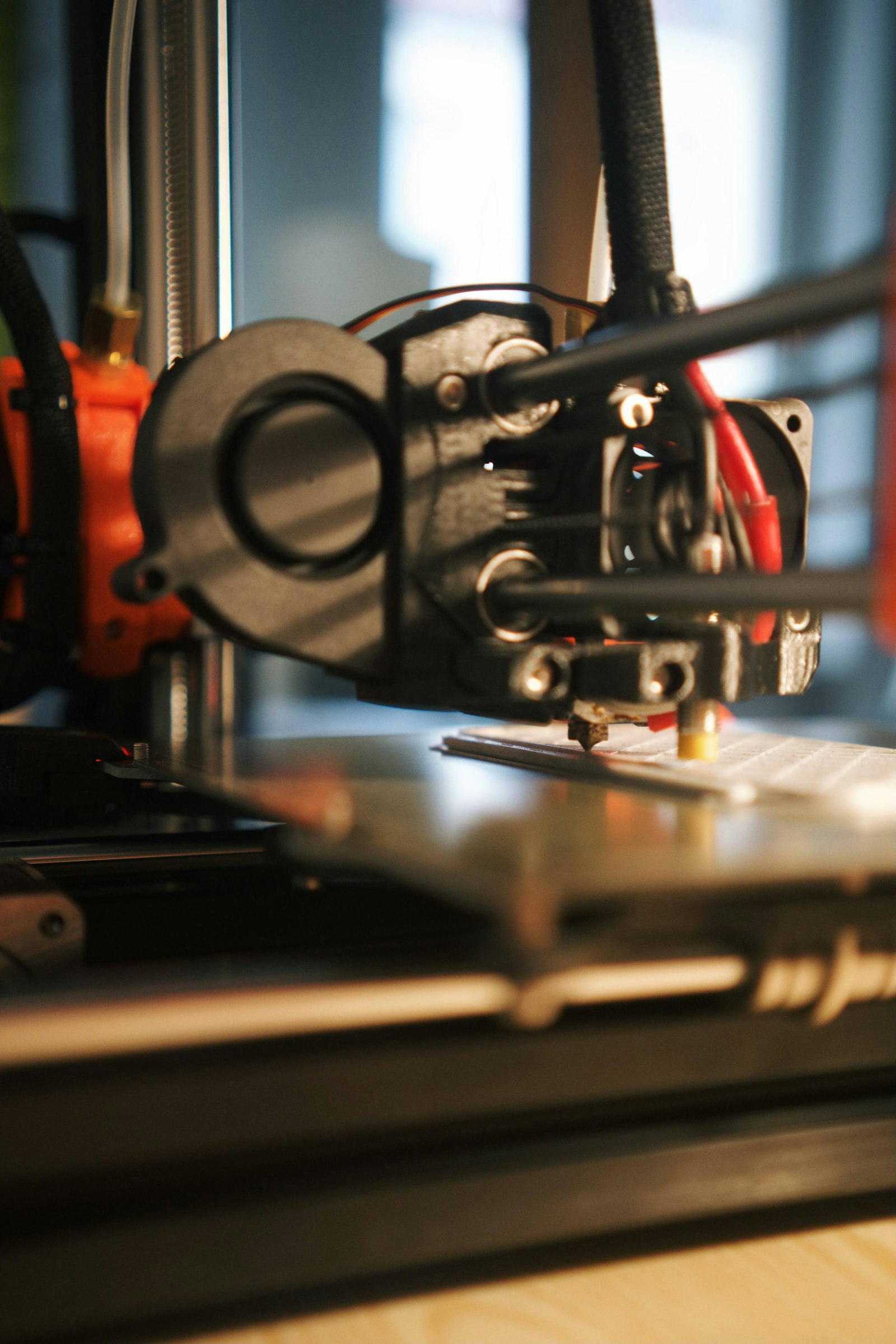Impresora 3D fabricando una pieza, tecnología de ingeniería ortopédica aplicada al pie