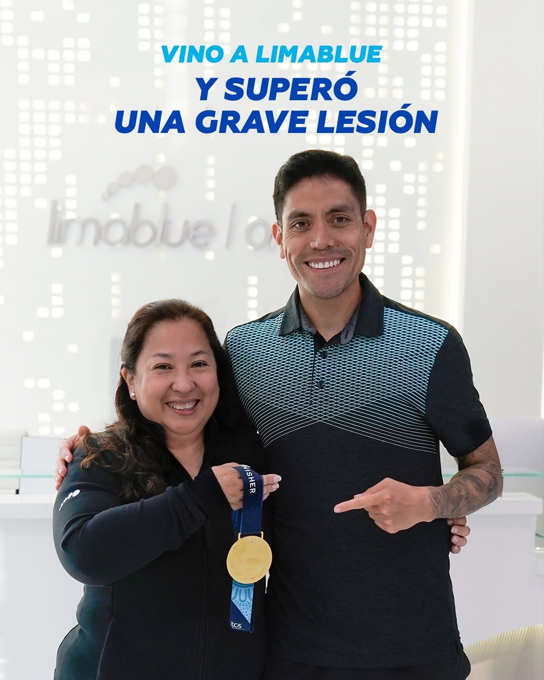 Deportista con su medalla junto a una profesional de Limablue tras superar una lesión