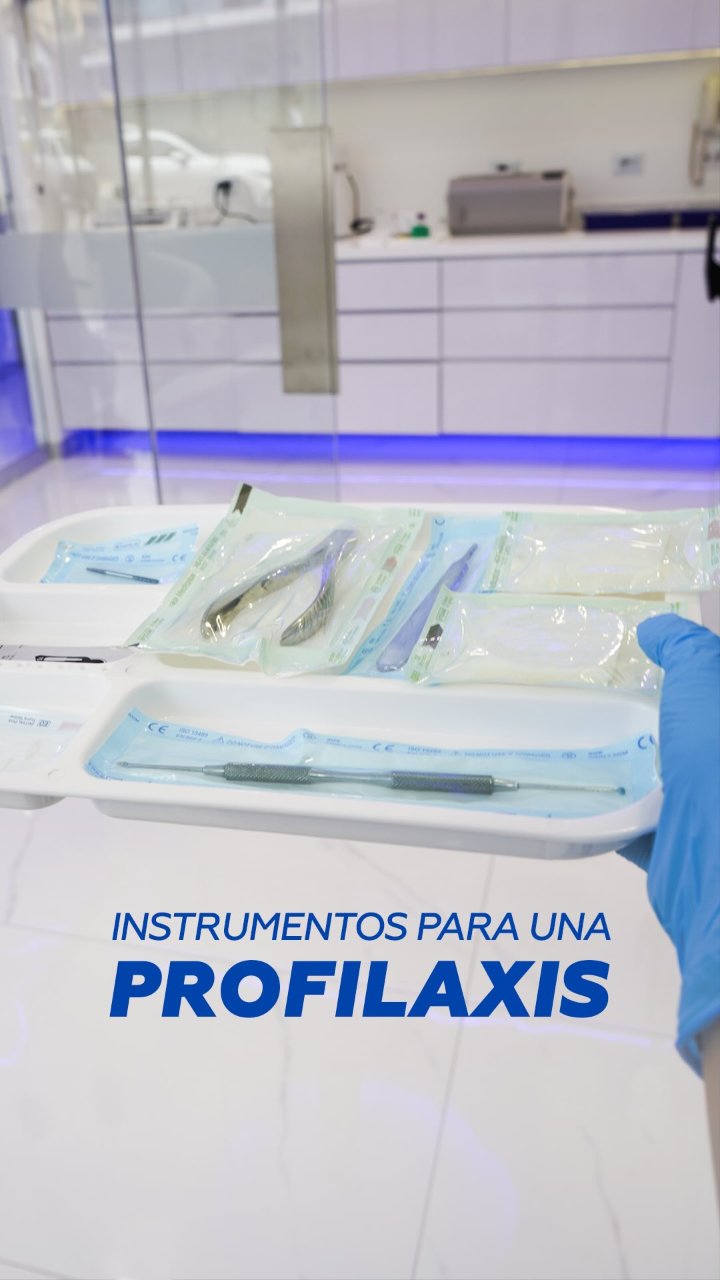 Instrumental clínico esterilizado en bandeja, listo para una profilaxis podológica en Limablue