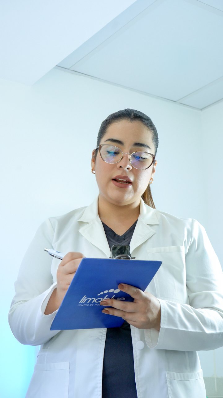 Médica de Limablue realizando una prescripción