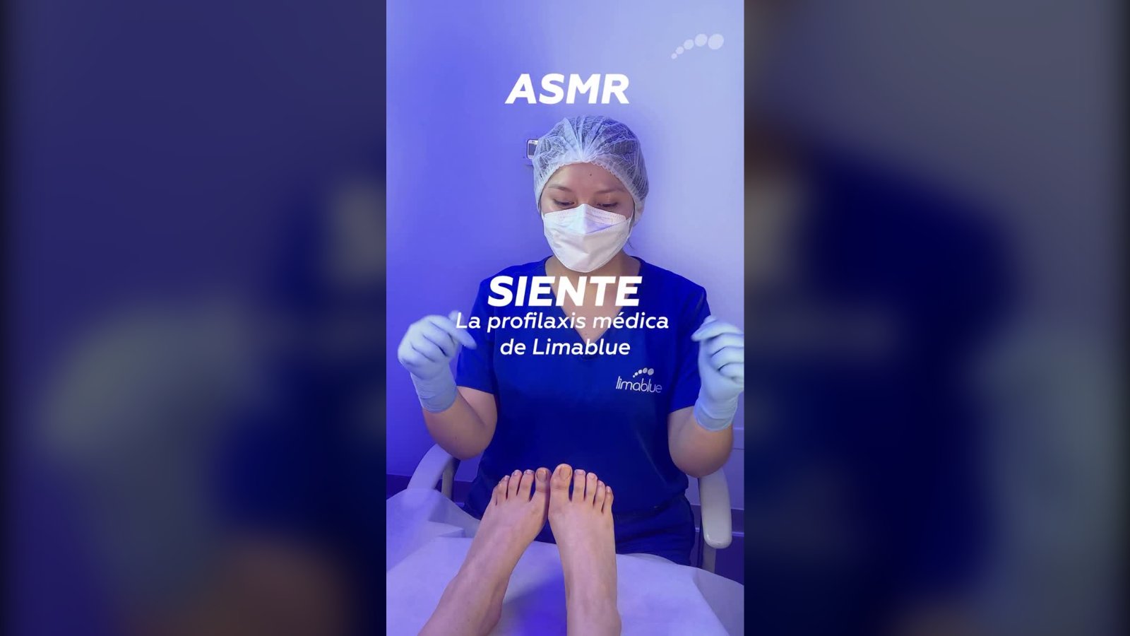 Profilaxis podológica en Limablue: profesional con mascarilla y uniforme atiende los pies de una paciente
